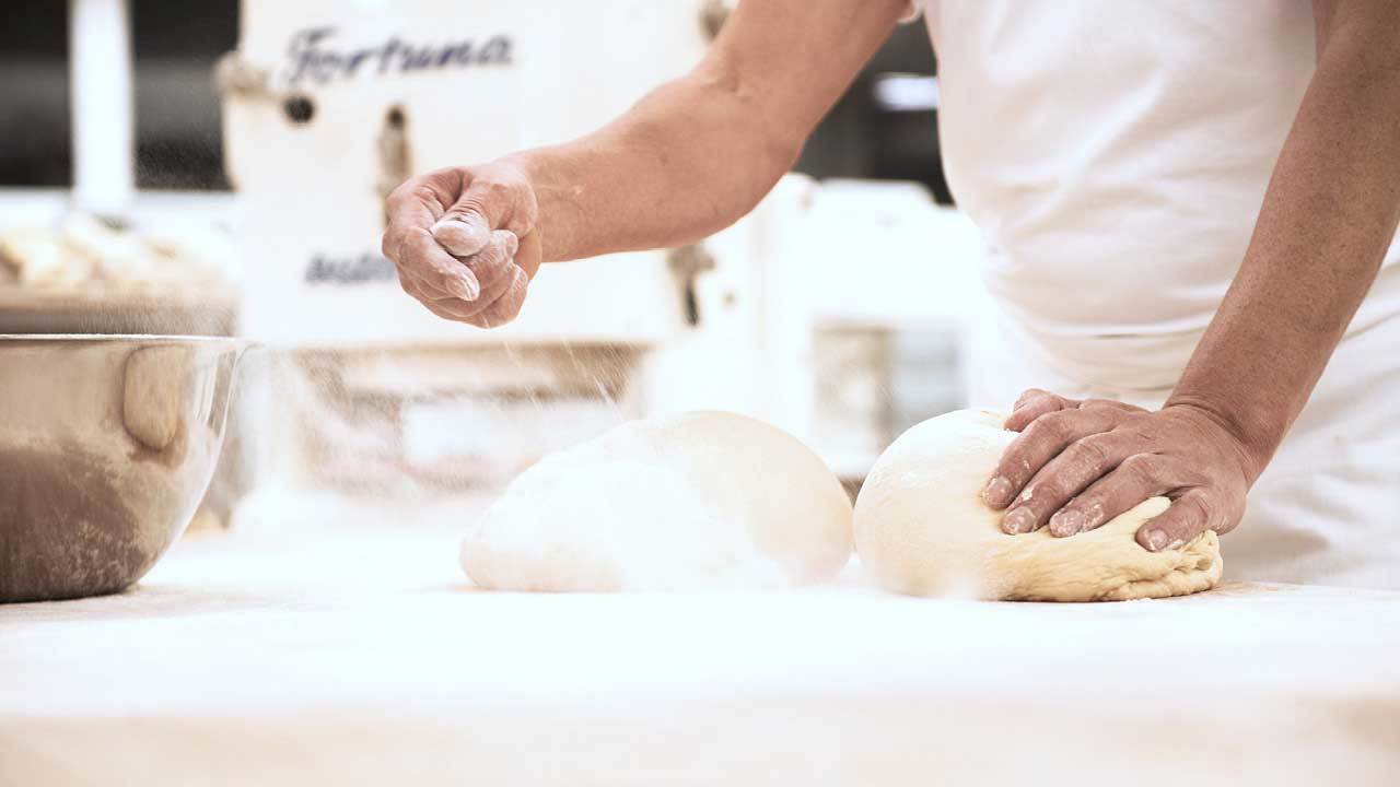 Jeder Brot wird bei Bäcker Happ noch von Hand gewirkt, geformt oder ausgehoben