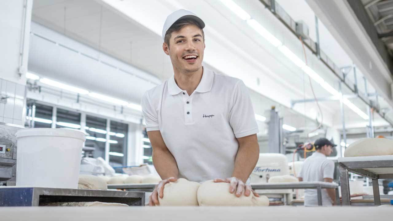 Traditionelles Handwerk, Innovation und Technik – das macht den Beruf des Bäckers bei Happ so vielfältig.