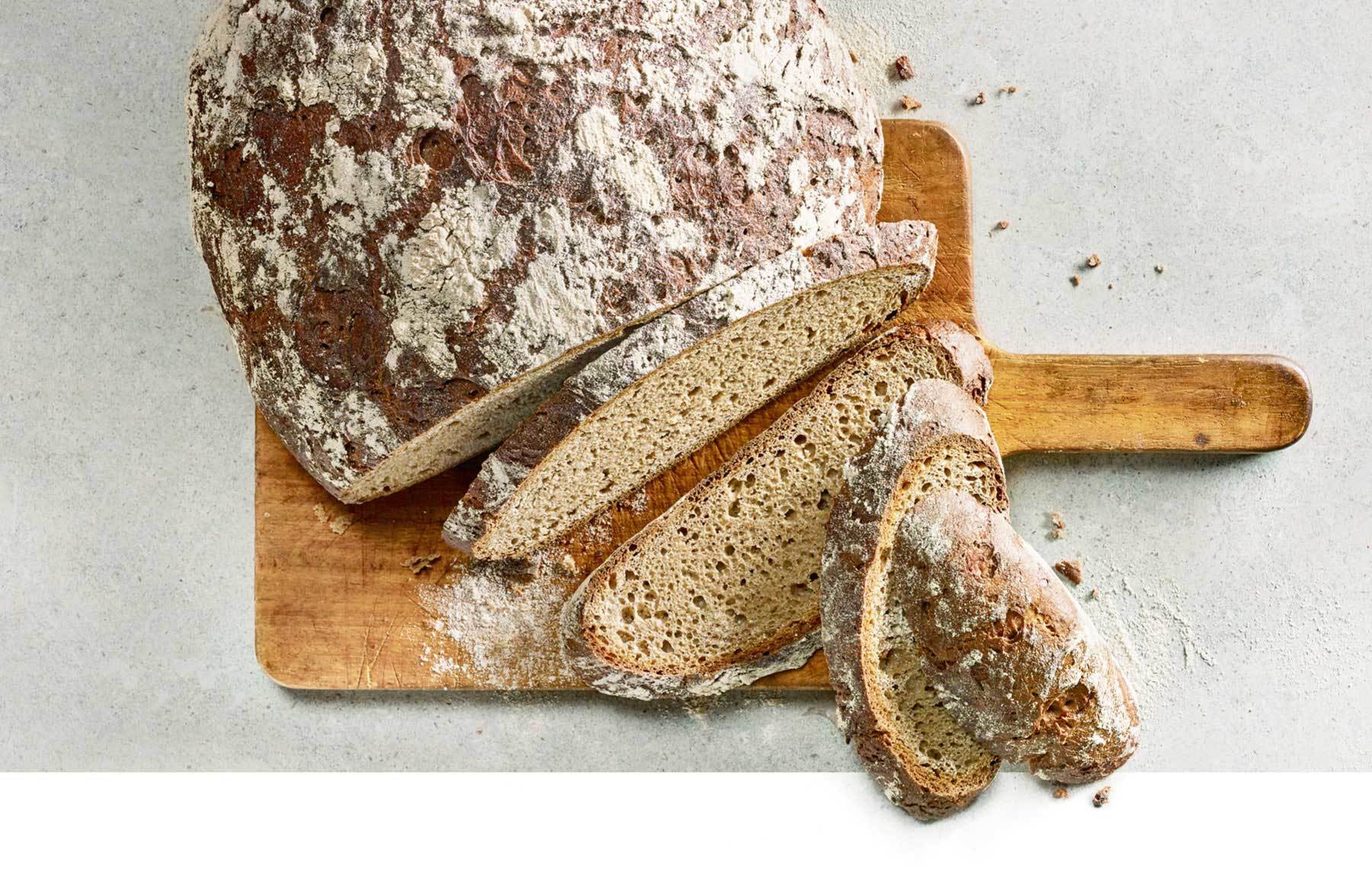 Die Bäcker Happ Roggenkruste ist ein 1.250 g schweres Roggenbrot mit einer Mehlverteilung von 90 % Roggen zu 10 % Weizen.